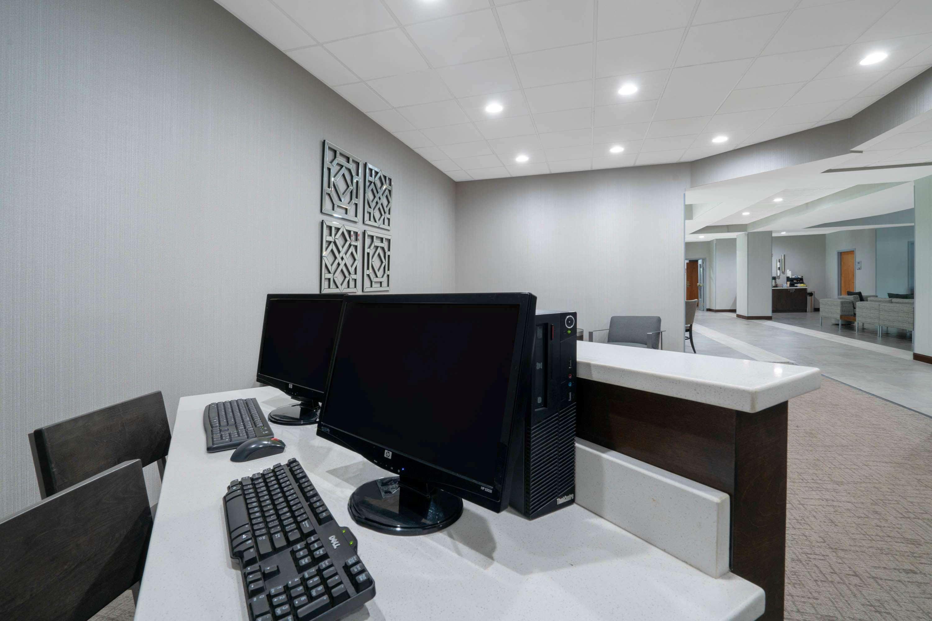 Wingate By Wyndham Airport Hotel